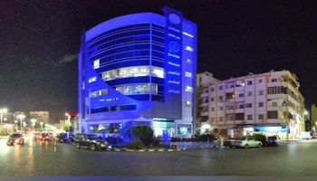 إضاءة مبنى التأمين الصحى الشامل ببورسعيد باللون الأزرق