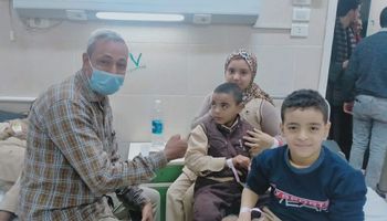 التلاميذ المصابين داخل المستشفى فى أسيوط 