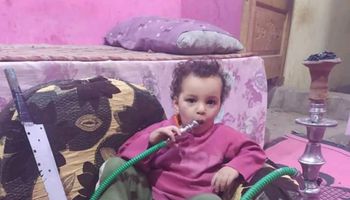 السجن عام لأم وخال طفل الشيشة في قنا