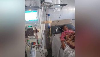 الطفلة تغريد أثناء إجراء عملية غسيل كلوي بمستشفى أسيوط الجامعي
