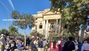 تجمهر الأهالى أمام مقر مجلس مدينة كفر الزيات