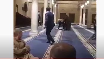 تعدى الشيخ مبروك عطيه على احد الاشخاص فى المسجد 