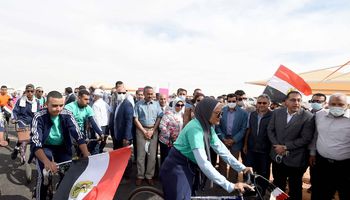 رئيس الوزراء يشهد افتتاح مضمار الدراجات بمدينة الخارجة