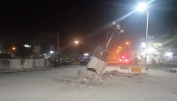 سيارة نقل تهدم النصب التذكاري لقرية الكلاحين في قنا