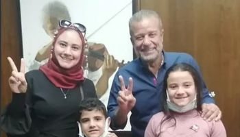 شريف منير مع زوجة الشهير أحمد المنسي واولاده 