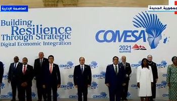 صورة تذكارية تجمع الرئيس السيسي مع القادة المشاركين في قمة  "الكوميسا"