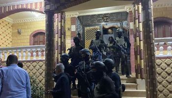 قوات الأمن الوطنى تقتحم منزل بلطجى الفيوم 