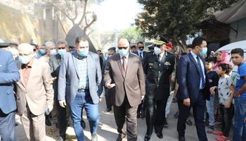 محافظ القاهرة يشرف على عمليات رفع أنقاض عقار روض الفرج