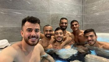 نجوم منتخب مصر في حمام السباحة 