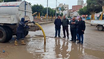 استنفار بشوارع ومدن كفر الشيخ لرفع تراكمات مياه الأمطار..  واستمرار رفع حالة الطوارىء 
