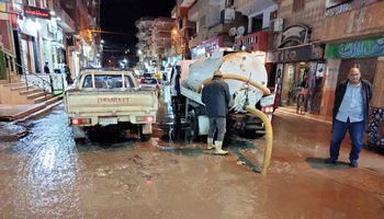 استنفار بشوارع كفر الشيخ لإزالة تجمعات مياه الأمطار