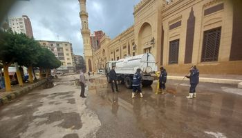 بالمشاركة المجتمعية.. استنفار لرفع آثار مياه الأمطار بشوارع كفر الشيخ