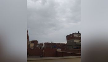 سماء ملبدة بالغيوم وسقوط أمطار خفيفة بكفر الشيخ