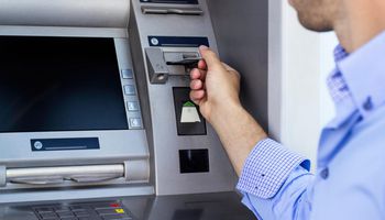  إلغاء رسوم السحب من ماكينات ATM 