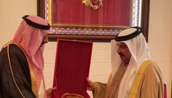 ملك البحرين يتسلم قلادة ابو البكر الصديق
