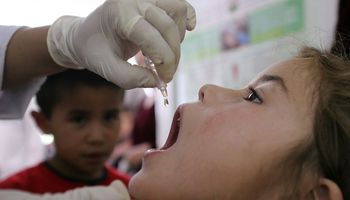 التطعيم ضد شلل الأطفال 