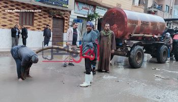   الفيوم: استمرار أعمال رفع مياه الأمطار من الشوارع لتيسير حركة المشاة والسيارات