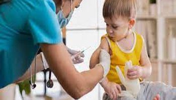 تطعيم عدد من الأطفال