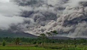  ثوران بركان سيميرو في إندونيسيا 