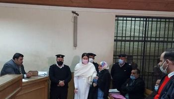 خالة حنين حسام بجوارها أمام المحكمة