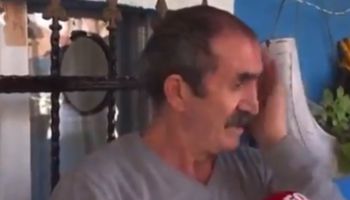 رجل يبكي بسبب ازمة الخبز في تركيا