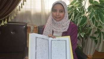 طالبة أزهرية ترسم القرآن بالخط العثماني في 5 شهور