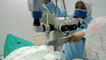 عملية جراحية لمريض بمستشفى الرمد ببني سويف 