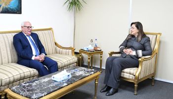 محافظ بورسعيد  و وزيرة التخطيط