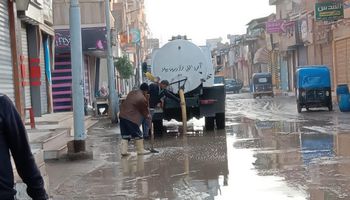 حملات مكثفة لرفع مياه الأمطار ومحافظ كفر الشيخ يشكر العمال المشاركين 