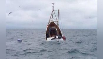 انتشال جثمان الصياد الغريق فى نركب صيد البرلس 