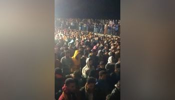 المئات من أهالى البرلس يشيعون جثمانى ضحايا مركب صيد البرلس لمثواهما الأخير 