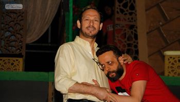 أيمن الشيوي و خالد محمود في كواليس عرض مسرحية هاملت بالمقلوب