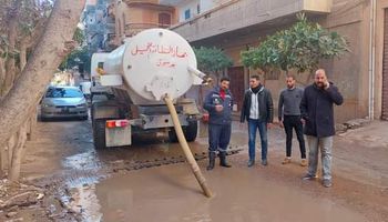 حملات مكثفة لرفع مخلفات مياه الأمطار بشوارع مدينة دسوق 