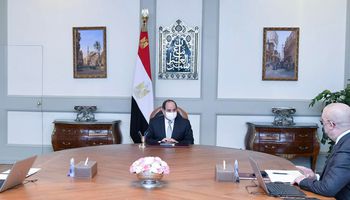 اجتماع الرئيس مع رئيس الوزراء ووزير الاسكان 