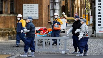رجال الأسعاف بمنطقة حادث الطعن في طوكيو