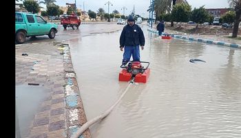 رفع تجمعات مياه الامطار بمطروح 
