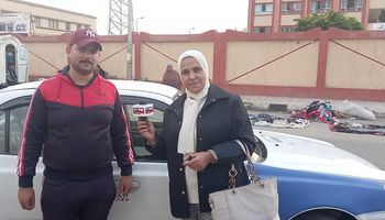 محررة "أهل مصر" مع سائق الخير ببورسعيد