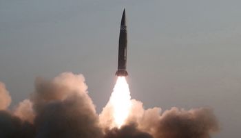 كوريا الشمالية تطلق صاروخ باليستي