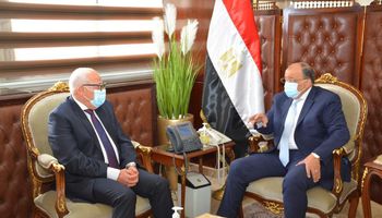 محافظ بورسعيد مع وزير التنمية المحلية