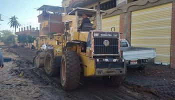 أعمال مكثفة لمسح وتمهيد الشوارع ورفع مخلفات الأمطار من شوارع مدينة دسوق