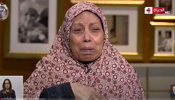 والدة الشاب أحمد فوزي، والمصابة بجلطة في المخ وشلل نصفي