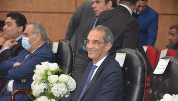 وزير الاتصالات فى زيارة لبورسعيد