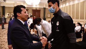 أشرف صبحي مع لاعبي منتخب مصر 