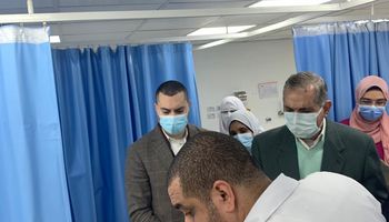 محافظ كفر الشيخ يطمئن على حالة الطلاب المصابين في حريق بمنزل ويوجه بتقديم كافة الخدمات الطبية لهم