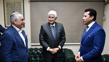 وزير الشباب والرياضة مع  حسام الدين مصطفى 