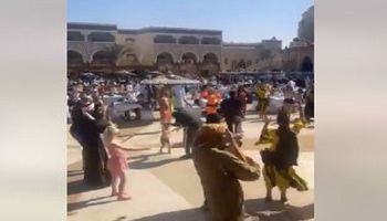 سائحو أوكرانيا وروسيا يرقصون بأحد منتجعات الغردقة في مصر