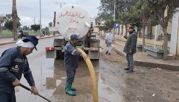 استمرار رفع درجة الاستعداد القصوى وسحب مياه الأمطار من شوارع مدينة دسوق 