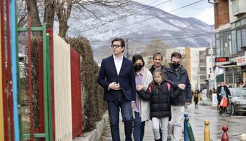رئيس مقدونيا يصطحب طفلة
