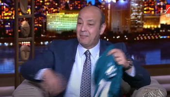 محمد أبو جبل يهدي عمرو أديب "تي شيرت" منتخب 