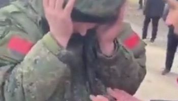مشاهد للحظة إلقاء القبض على دورية روسية من قبل مواطنين أوكرانيين